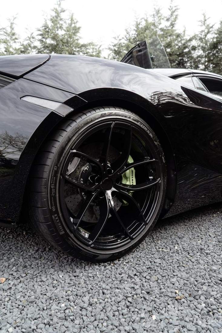 Zwarte velg met groene remklauw op een McLaren
