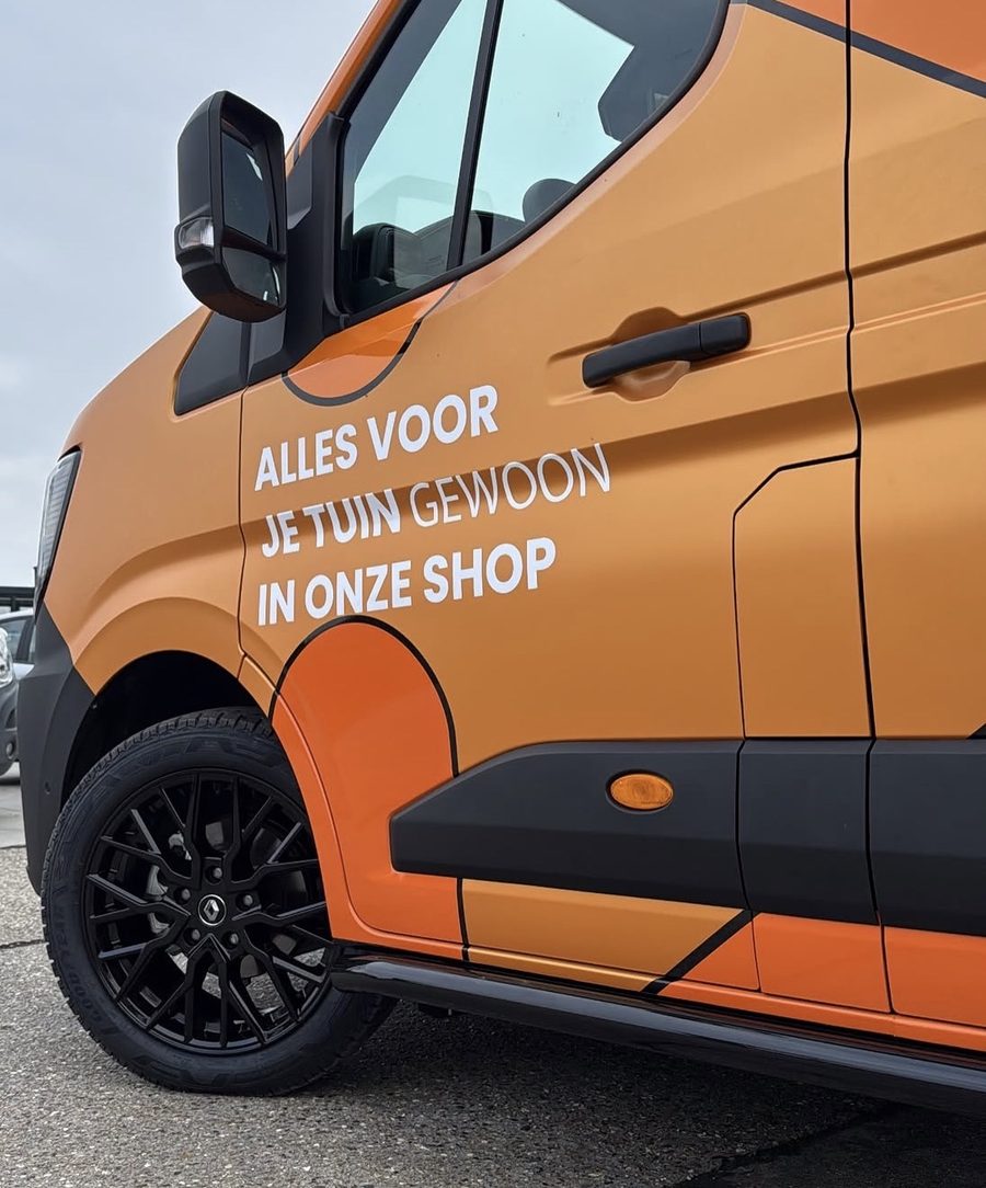 Bedrijfsbus met kleurwrap en belettering door TP Detailing