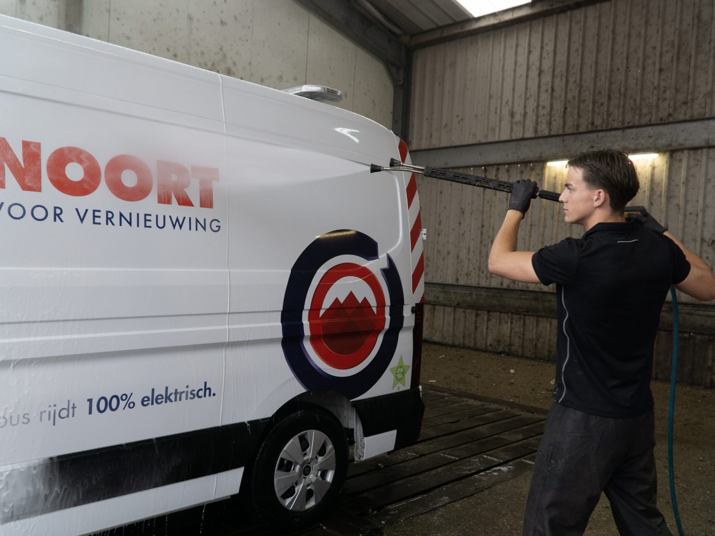 Van den Noort bedrijfsbus wordt gewassen door TP Detailing