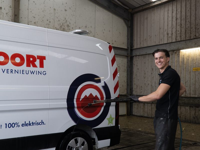 Detailer reinigt een bedrijfsbus van het wagenpark