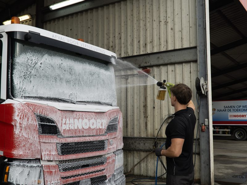Vrachtwagen van het wagenpark met snow foam gereinigd