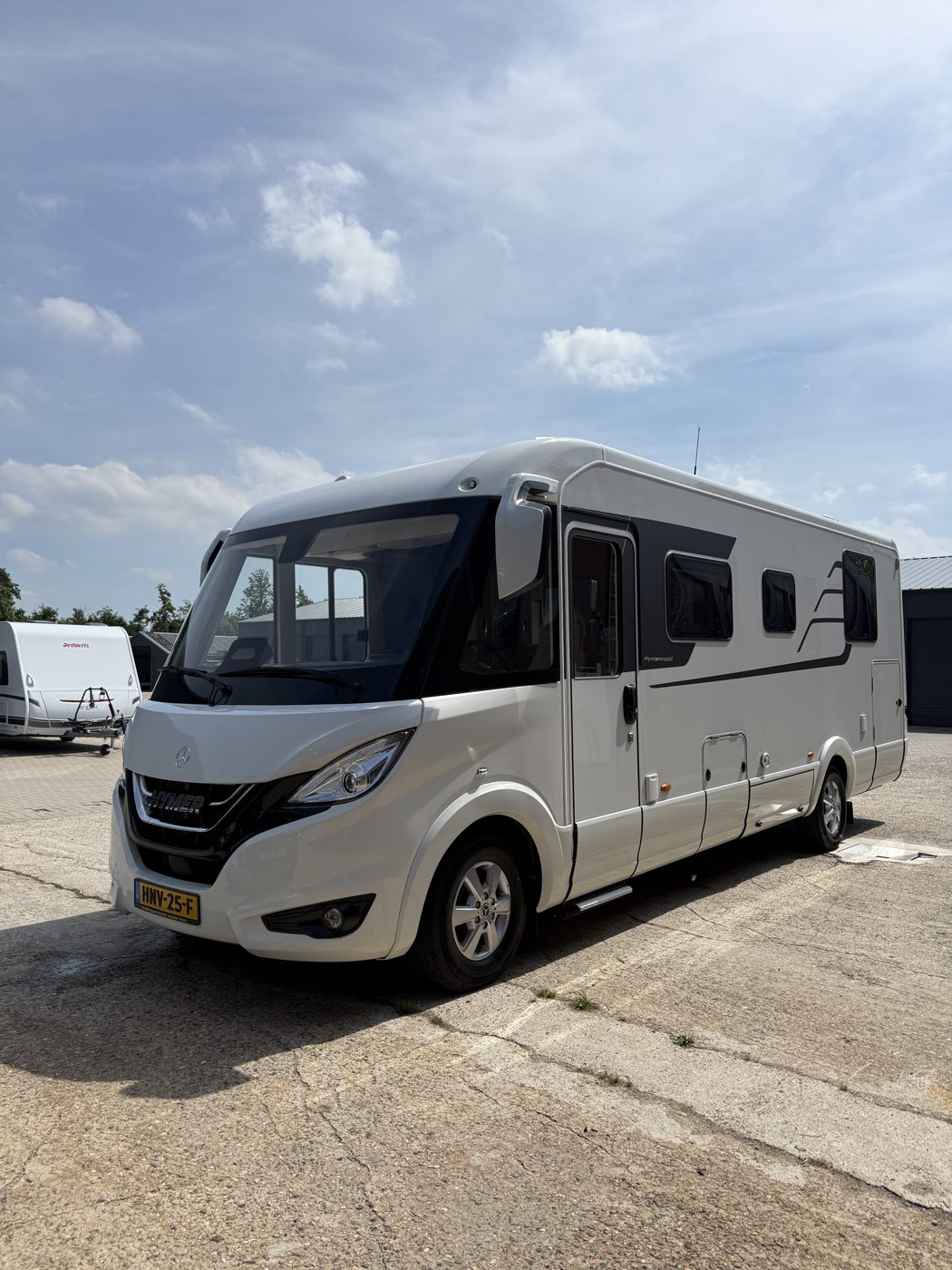 Camper wordt aan de buitenkant gereinigd voordat hij de winterstalling in gaat