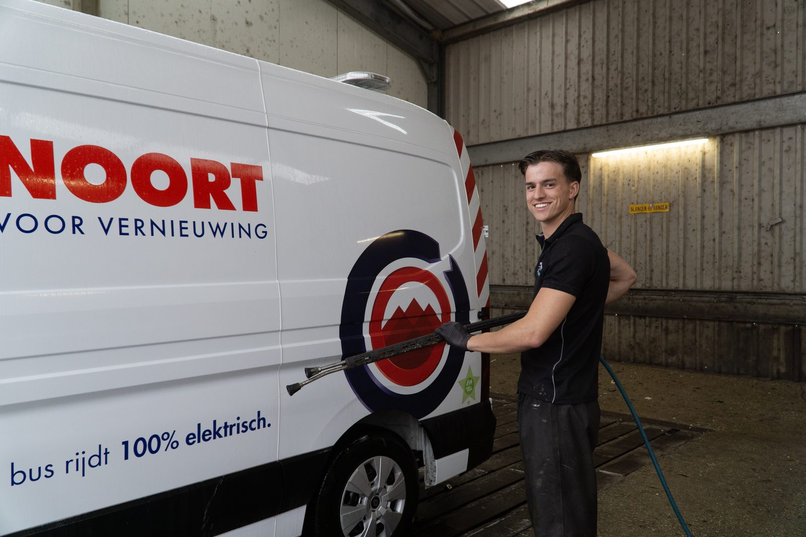 TP Detailing reinigt een bedrijfsbus van Van den Noort