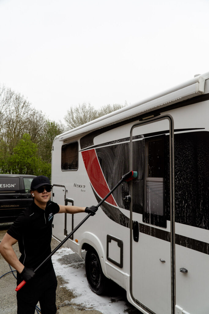 Christofher reinigt exterieur van voertuig