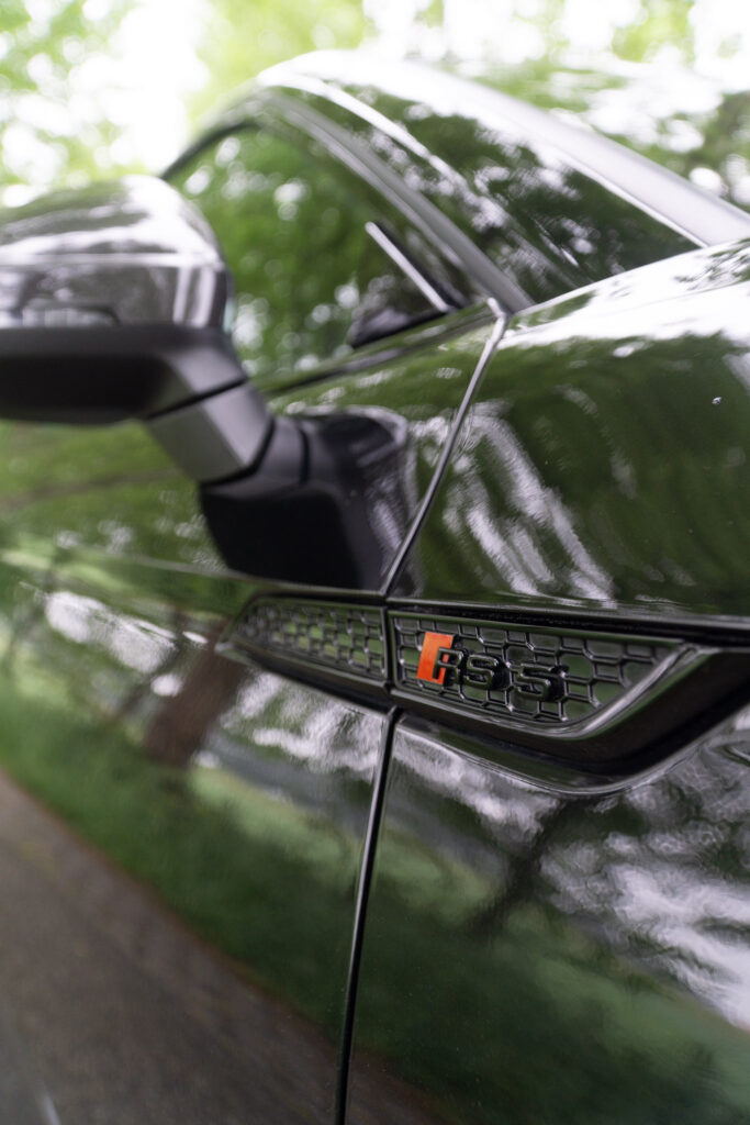 Christofher van TP Detailing tijdens een autodetailing behandeling in Goes