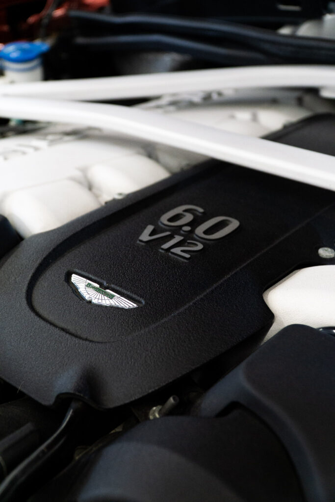 Tim van TP Detailing bezig met polijsten van een auto in Zeeland